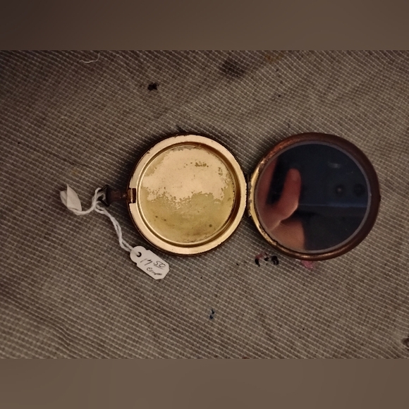 This is an antique compact mirror - Picture 3 of 3